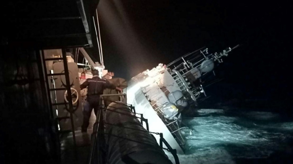 Tailandia lanza una operación de rescate en busca de 31 marinos desaparecidos tras el naufragio de un barco