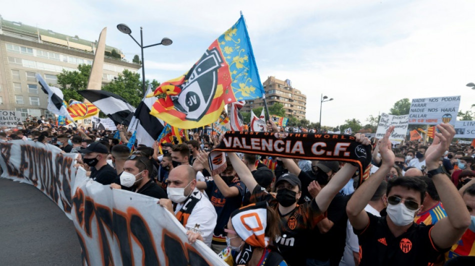 Dos hinchas del Valencia abandonan Singapur con una "severa advertencia"