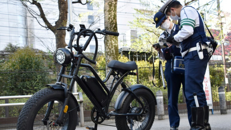 Japan cyclists risk jail for using a mobile