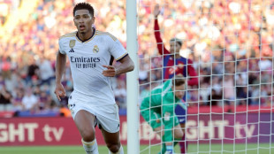 Bellingham brilha e Real Madrid vence Barcelona de virada no Espanhol