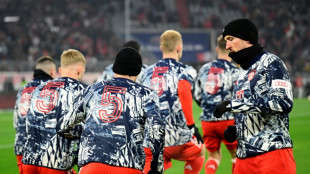 Bayern homenageia Beckenbauer com música, camisa e minuto de silêncio