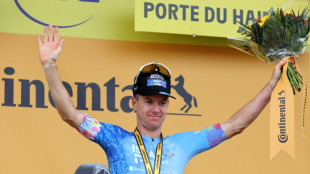 Clarke gana la etapa de los pavés, Van Aert sigue líder del Tour