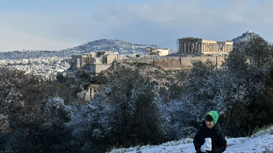 Una nevada en Atenas causa problemas de transporte y cierre de escuelas