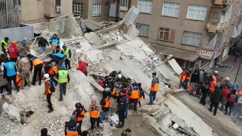 Many Turkey quake victims hungry as winter hampers aid efforts