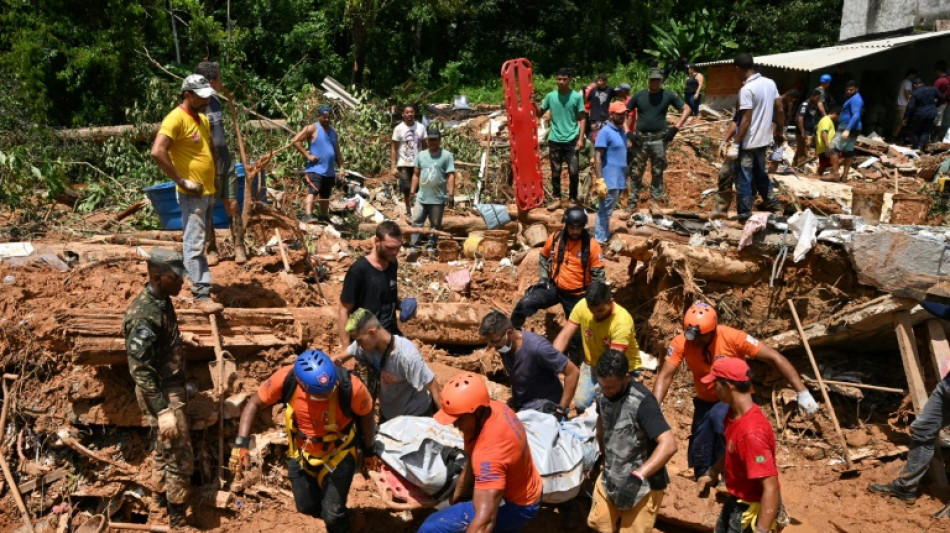 La comunidad más golpeada por deslaves en Brasil llora a sus muertos