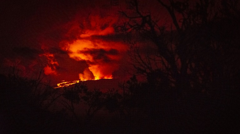 Ríos de lava de volcán en Hawái se aproximan a crucial carretera de la isla