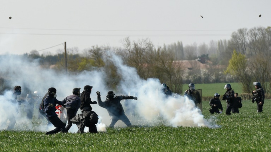 Deux-Sèvres: des milliers de manifestants contre les "méga-bassines"