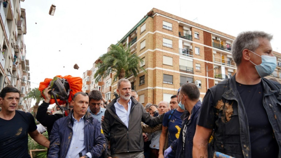 Insultos y lanzamiento de barro a los reyes de España y las autoridades durante su visita a las zonas inundadas