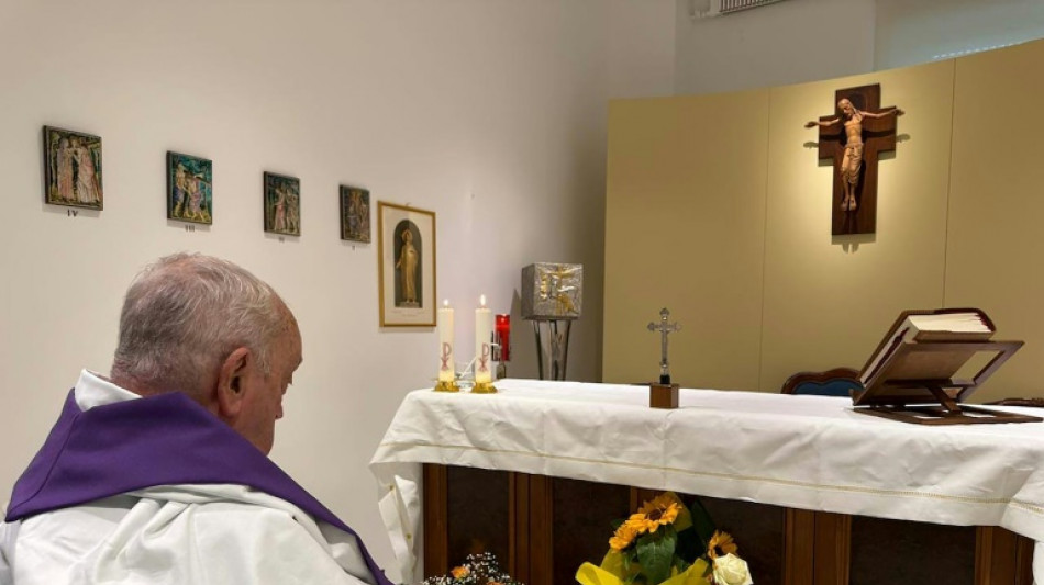 Vatikan veröffentlicht Foto von Franziskus bei Gebet in Krankenhauskapelle