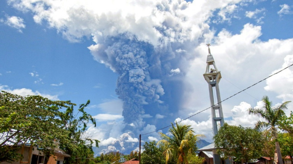 Un volcán en Indonesia expele una enorme columna de ceniza