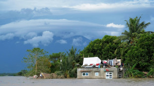 Sube a cien muertos el balance de tormenta tropical en Filipinas