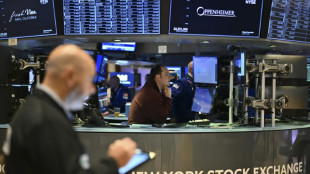 Wall Street ouvre en baisse, digère l'inflation côté producteurs