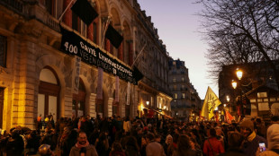 Polícia despeja centenas de migrantes que ocupavam teatro de Paris