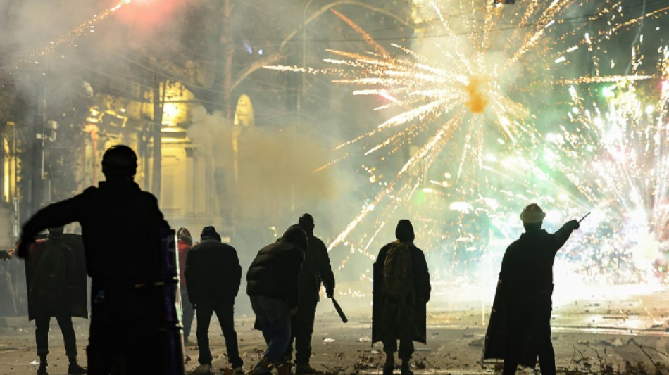 Géorgie: 7e nuit de manifestations pro-UE, des opposants arrêtés