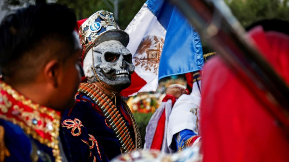 Desfile do Dia dos Mortos reúne milhares de pessoas no México