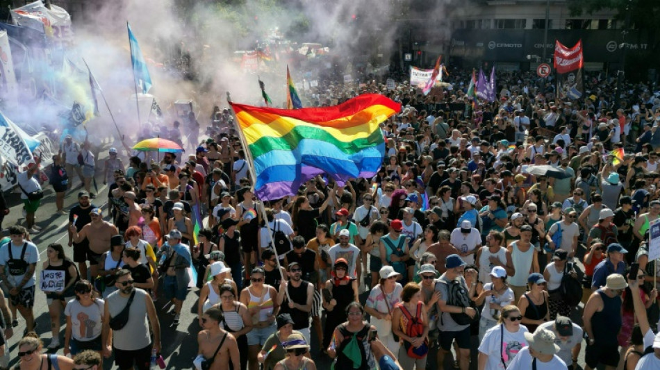 Argentine: des milliers marchent contre Milei en défense de la diversité