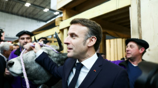 Au Salon de l'agriculture, Macron tente de rassurer sur les accords commerciaux internationaux