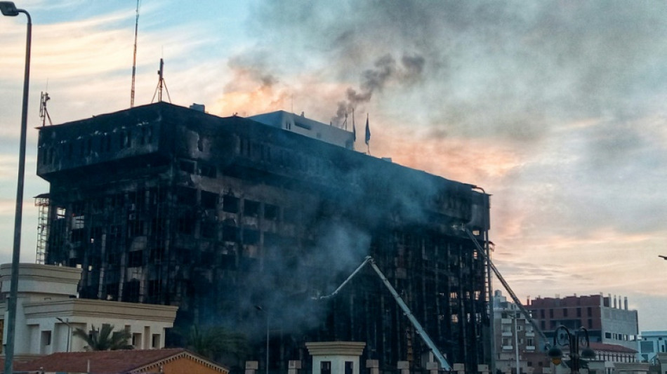 Incêndio em quartel da polícia no Egito deixa 38 feridos