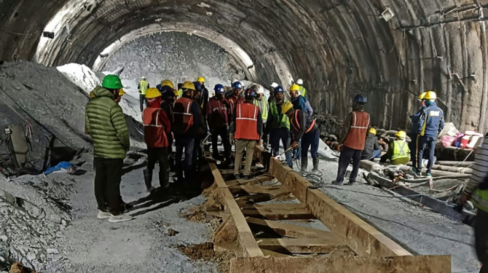 Terceiro dia de resgate para salvar 40 trabalhadores presos em túnel na Índia