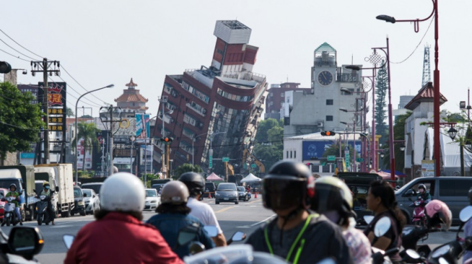 Equipos de rescate buscan a personas atrapadas tras el sismo en Taiwán