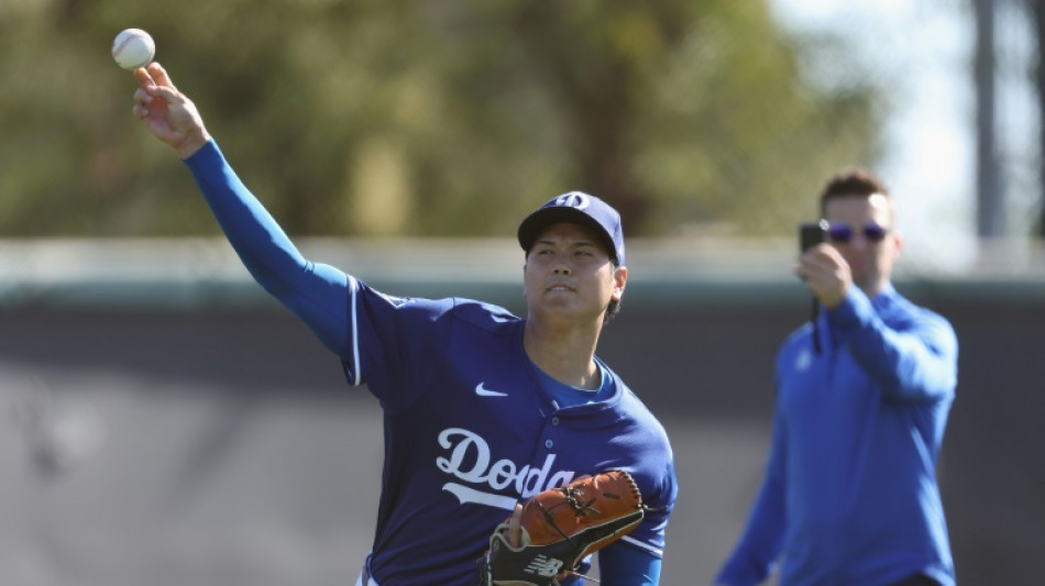 Ohtani throws first bullpen session at spring training