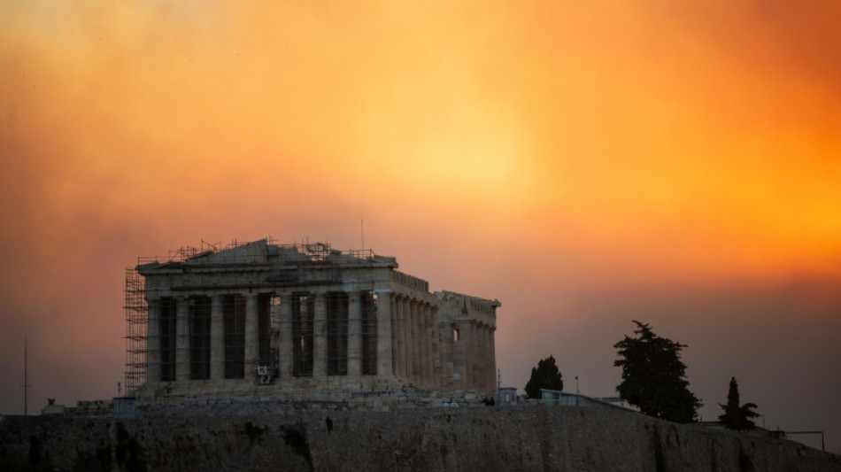 Grecia ordena más evacuaciones por incendios forestales que se acercan a Atenas