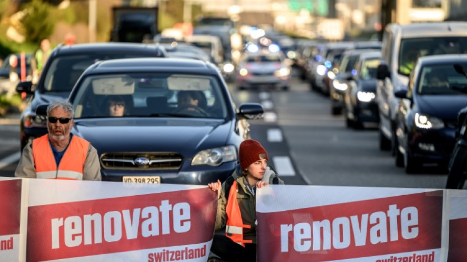 Suisse: des militants du climat bloquent brièvement une autoroute