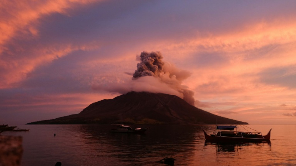 Nueva erupción del volcán indonesio Ruang