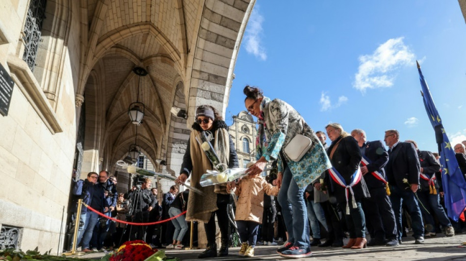 Hommage à la cathédrale d'Arras pour les funérailles de Dominique Bernard, sous haute surveillance