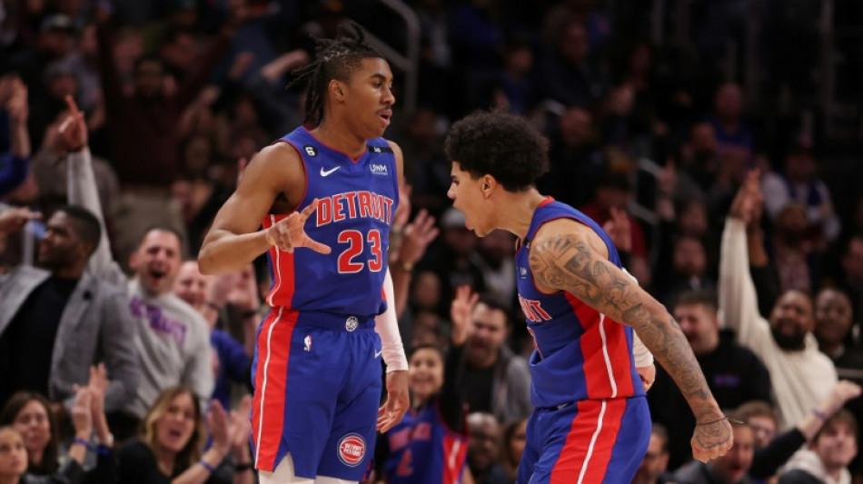 Hayes impulsa a los Pistons en su triunfo sobre los Mavericks de Doncic