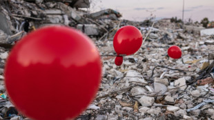 Globos rojos en ciudad turca de Antakya en homenaje a los niños muertos en el terremoto