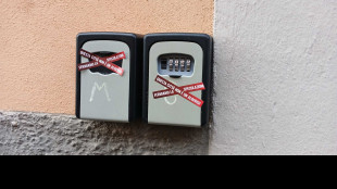 Blitz contro affitti brevi a Pisa, adesivi su keybox