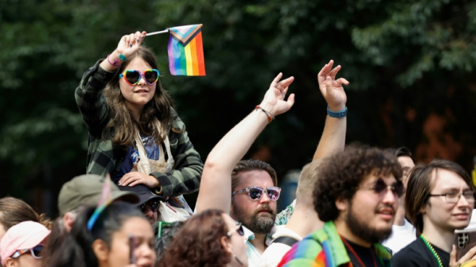 Estriptís y sincronización de labios: "drag queens" de EEUU se movilizan contra Trump en Chicago