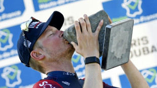 Le Néerlandais van Baarle offre Paris-Roubaix à l'équipe Ineos

 