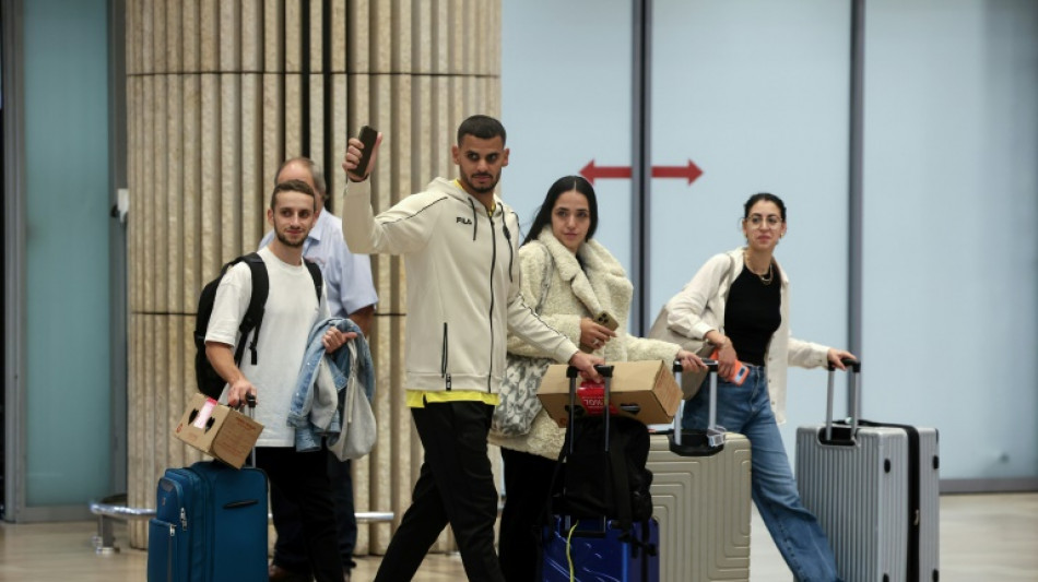 Les supporters israéliens de retour chez eux après la nuit de violences à Amsterdam