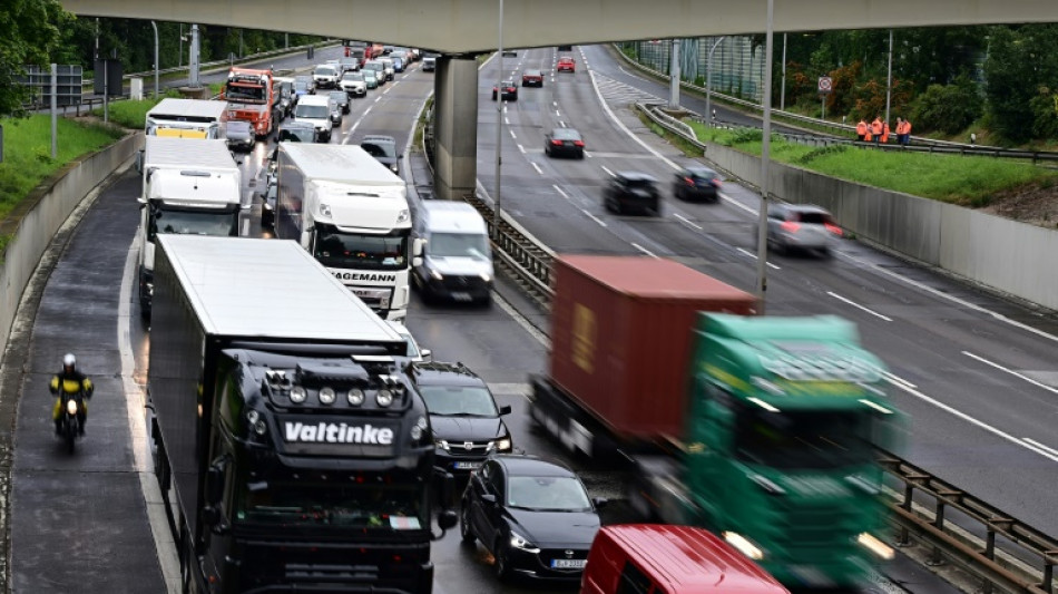 Vier von zehn Autofahrern lassen ihr Auto wegen steigender Kosten häufiger stehen