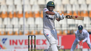 Pakistan tail frustrates England to reach 358-8 at lunch