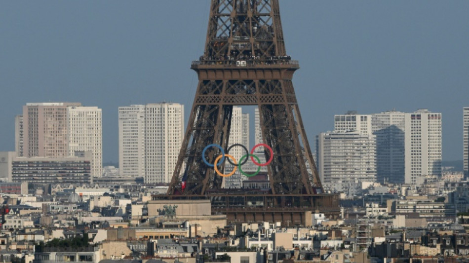 Anillos olímpicos "permanecerán en la Torre Eiffel" tras los Juegos, anuncia alcaldesa de París