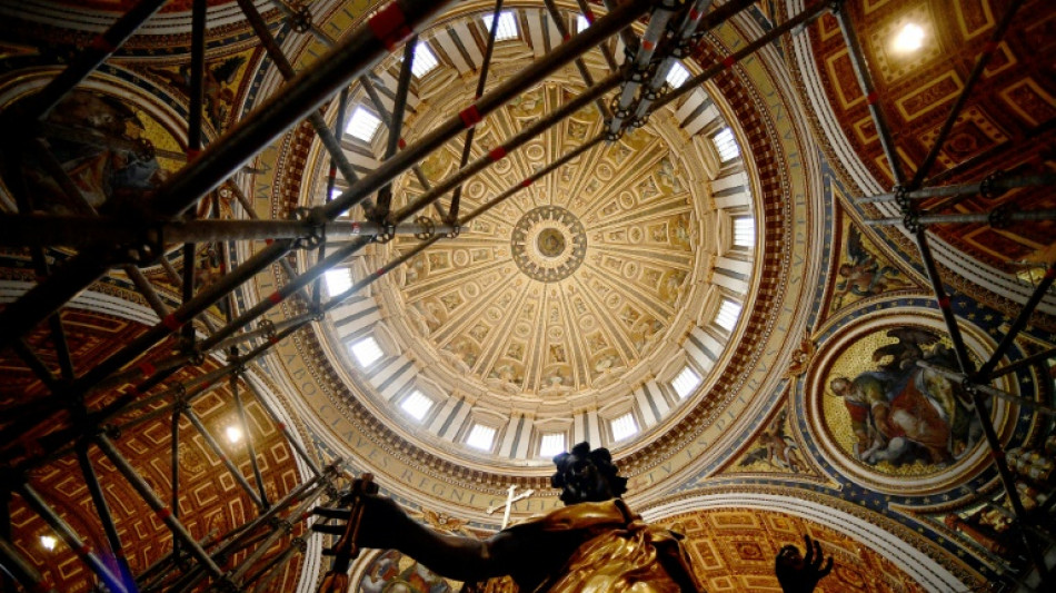 El dosel del altar de la basílica de San Pedro recupera su brillo tras profunda restauración