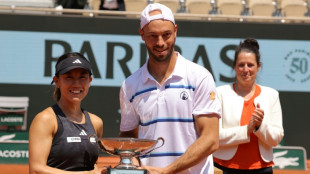 Japonesa desclassificada por bolada em gandula é campeã nas duplas mistas em Roland Garros