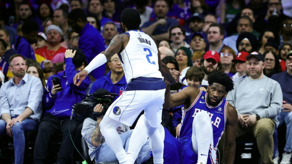 El camerunés Joel Embiid le amarga la vida a los Mavericks en la NBA