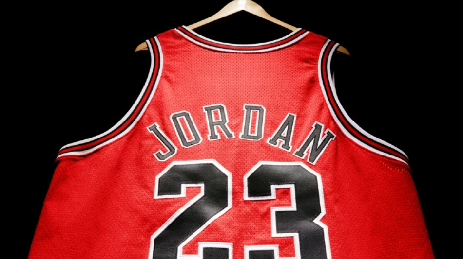 Un maillot du basketteur Michael Jordan proposé aux enchères pour 3 à 5 millions de dollars