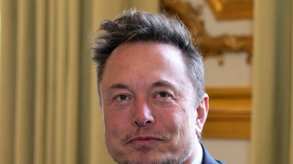 Elon Musk cortejado por Macron y estrella de salón tecnológico en París