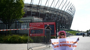 Klimaaktivisten blockieren vor Taylor-Swift-Konzert in Warschau VIP-Eingang