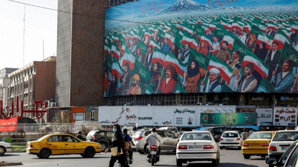 Estudiantes protestan tras la represión contra escolares en Irán