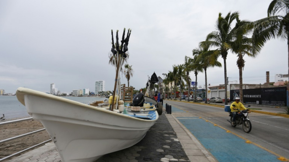 Orlene se degrada a depresión tropical tras tocar tierra en México