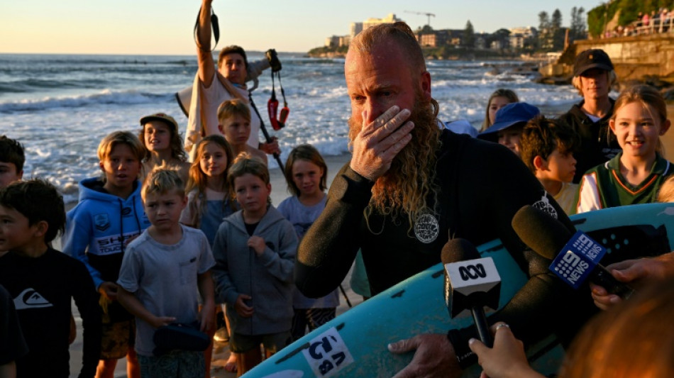 Blake Johnston surfea durante 40 horas, la sesión más larga de la historia