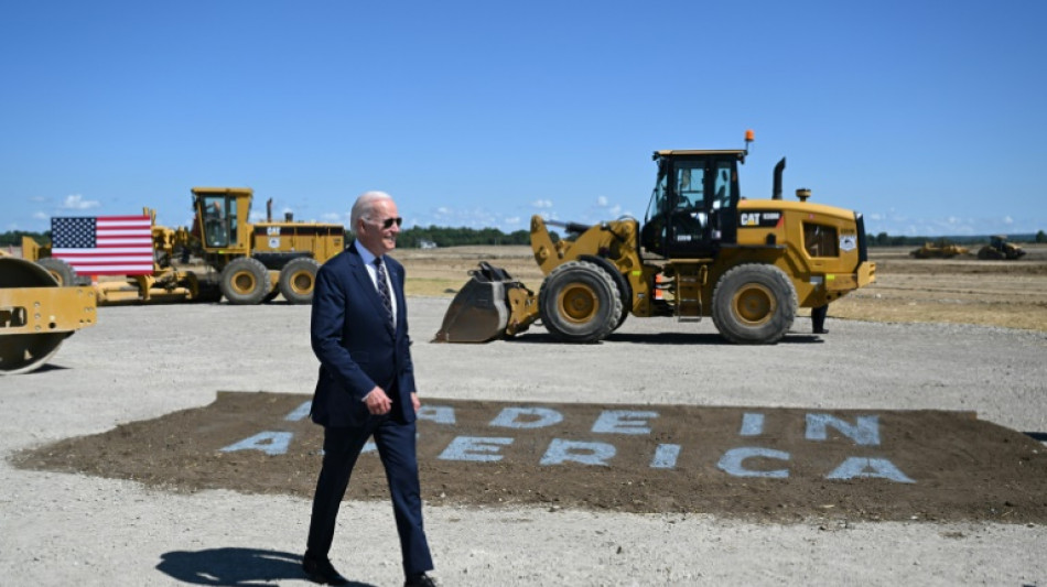 Biden arrive au salon de Détroit avec des incitations aux voitures électriques controversées