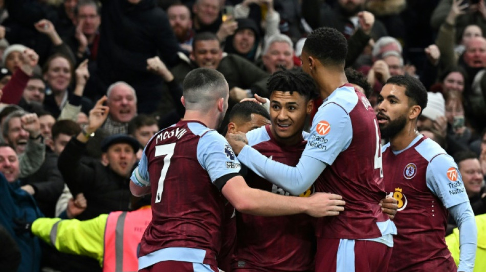 Aston Villa vira sobre Tottenham e entra no 'Top 4' do Inglês; United bate Everton