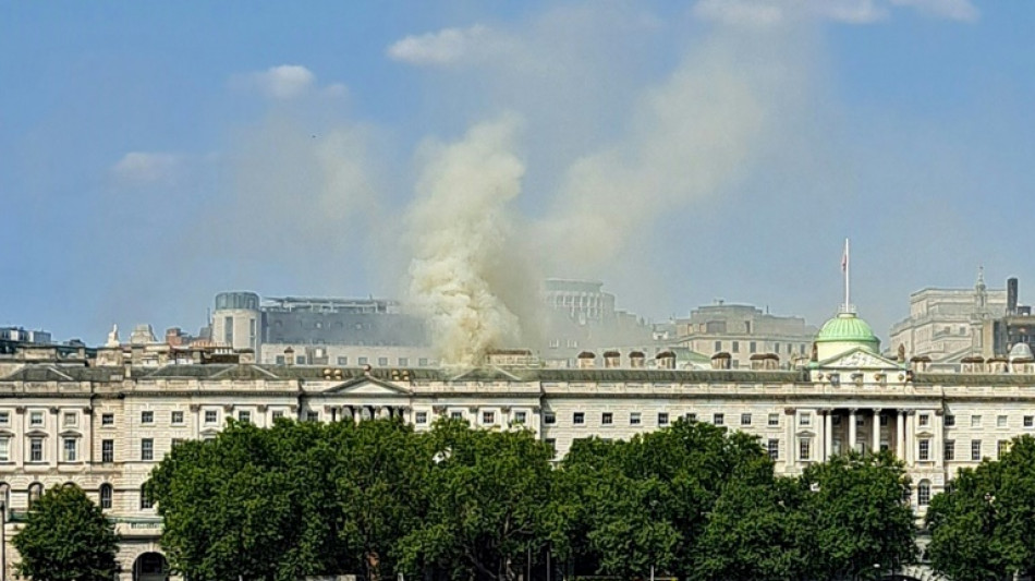 Bombeiros apagam últimos focos de incêndio em edifício histórico de Londres